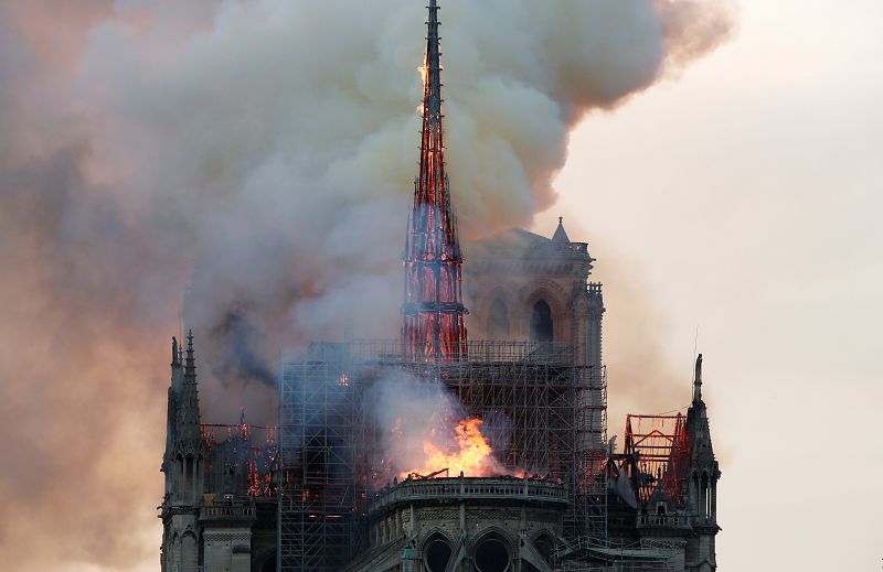El fuego consume Notre Dame, un símbolo emblemático de la capital francesa.