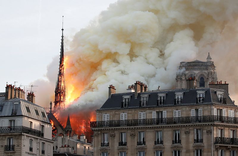 El humo rodea la catedral mientras el fuego cubre la aguja central.