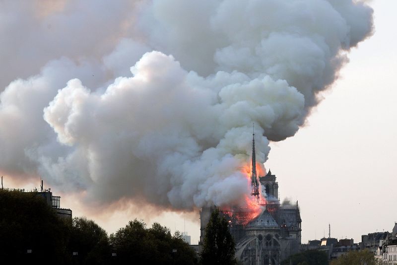 La catedral de París, uno de los monumentos más emblemáticos de la capital francesa, está sufriendo un importante incendio.