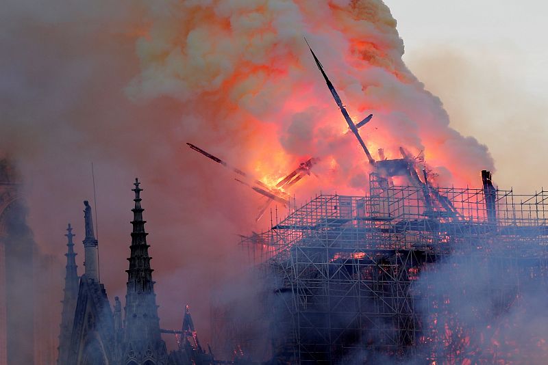  La aguja central de la catedral de Notre Dame cae durante un incendio este lunes en la capital francesa.
