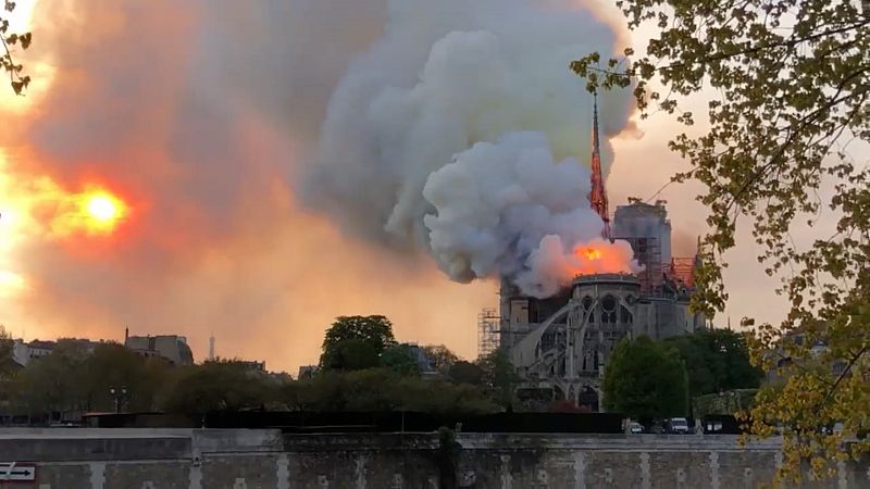 La catedral de Paris arde en un incendio sin precedentes.