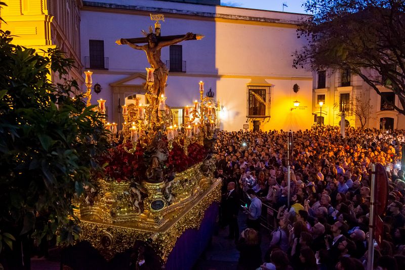 El Cristo de la Hermandad del Museo, al comienzo de su estación de penitencia en la noche del Lunes Santo en Sevilla.