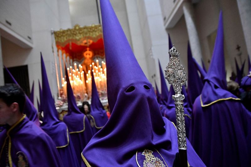 Un penitente de la cofradía de Nuestro Padre Jesús de la Salud y la Pasión en su tercera caída y María Santísima de los desamparados.