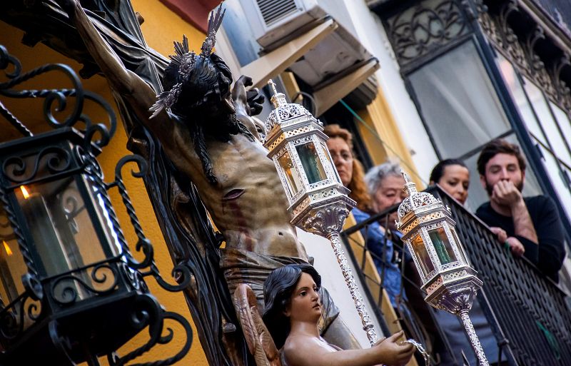 El Cristo de La Vera Cruz, a la salida de su templo en estación de penitencia, en la tarde del Lunes Santo en Sevilla.