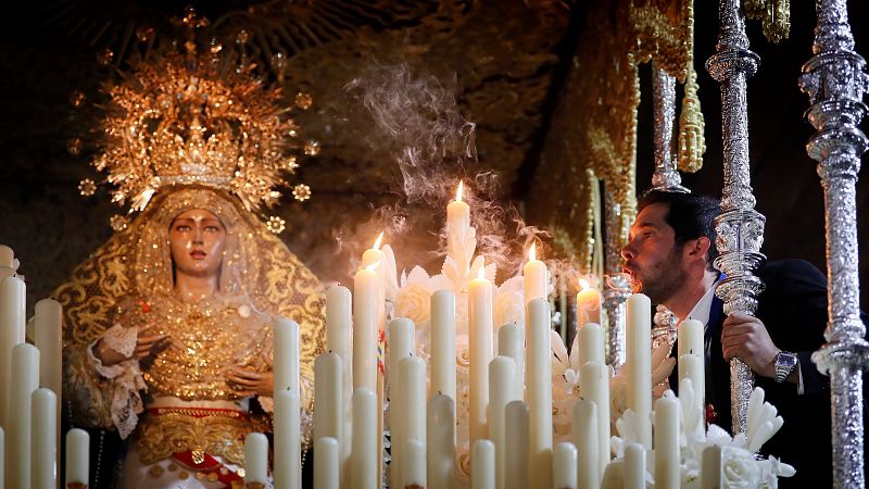  Nuestra Señora del Rosario Doloroso momentos antes de la salida de la Hermandad de Jesús Cautivo y Rescatado, también conocida como el Polígono de San Pablo. 