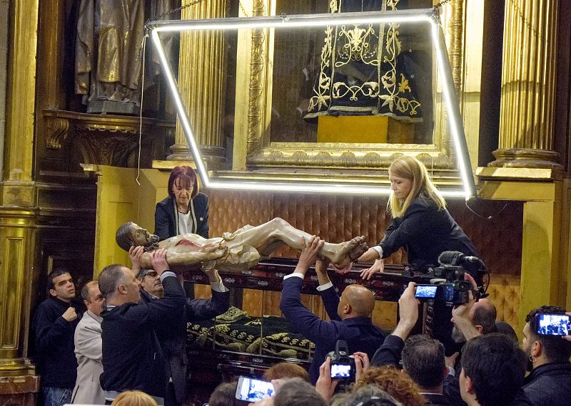 La limpieza del Cristo del Santo Sepulcro congrega a cientos de logroñeses