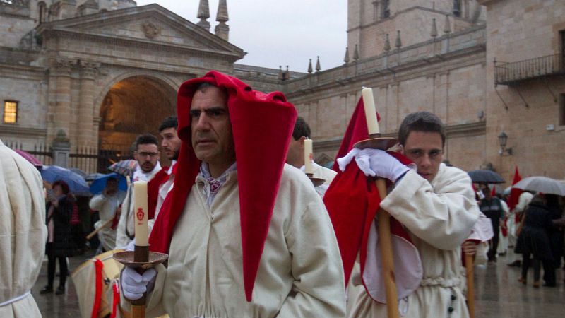 Tristeza entre los cofrades de la Real Hermandad del Cristo de las Injurias de Zamora tras suspender su procesión por la lluvia