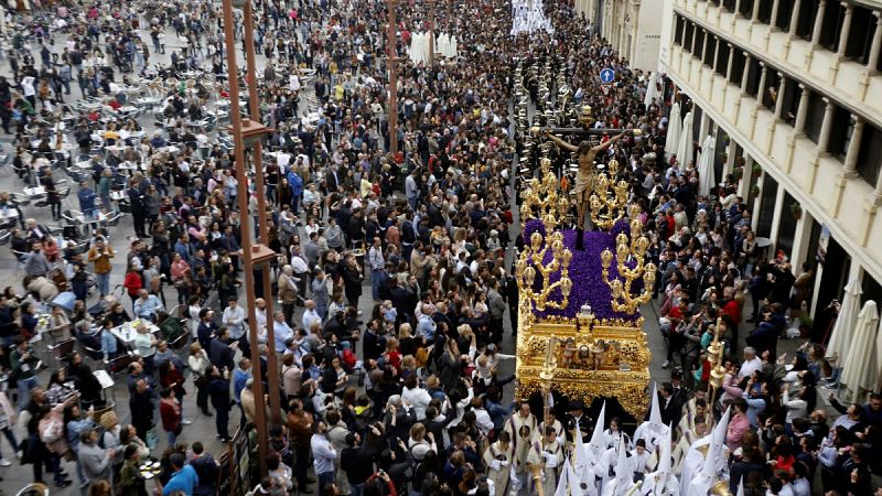 El Cristo de la Misericordia a su paso por la Plaza Corredera en Córdoba