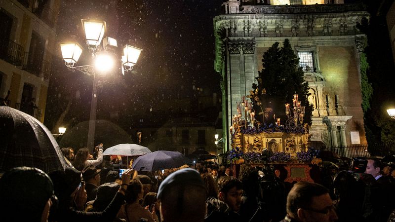 El Cristo de Las tres Caídas saliendo de la Iglesia de San Andrés Apóstol en Madrid