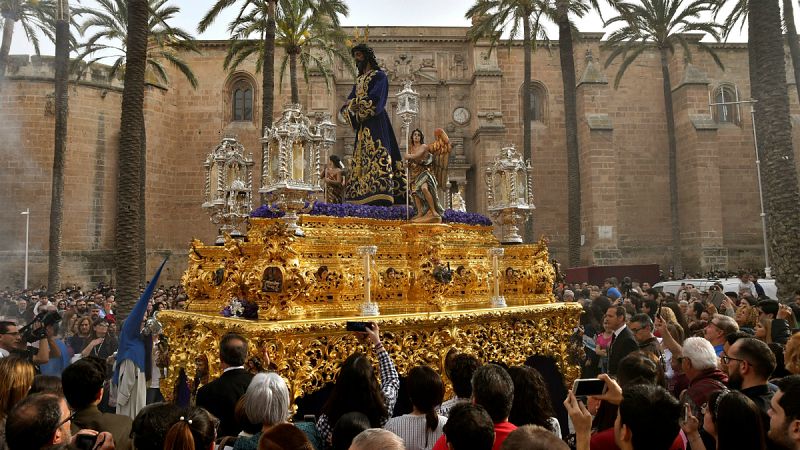 Nuestro Señor Cautivo de Medinaceli inicia su desfile procesional desde la Catedral de Almería