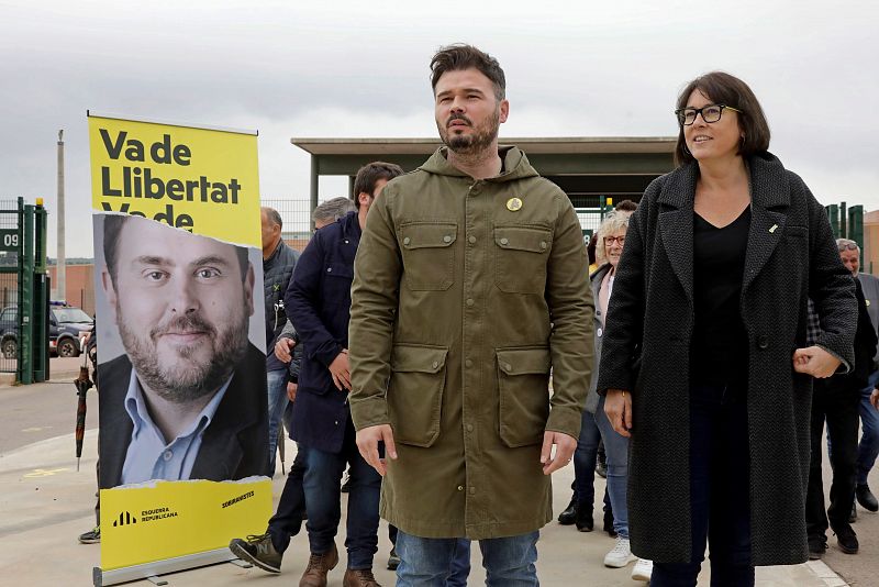 El candidato de ERC al Congreso Gabriel Rufián y la candidata a las elecciones europeas Diana Riba atienden a los medios al salir de la cárcel de Lledoners, tras realizar un acto de campaña con los reclusos.