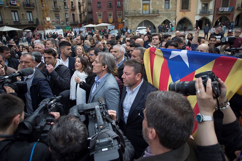 La número uno de Ciudadanos al Congreso por Barcelona, Inés Arrimadas, durante un paseo que ha realizado por Vic con motivo de la campaña electoral y donde ha sido increpada por un grupo de independentistas.