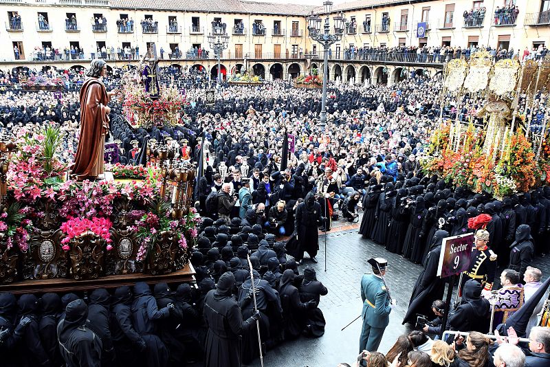 Momento del encuentro en la Procesión de los Pasos de la Cofradía de Jesús del Nazareno, el acto más popular de la Semana Santa en León en la que más de 4.000 "papones" portan 13 pasos que recrean los momentos principales de la Pasión