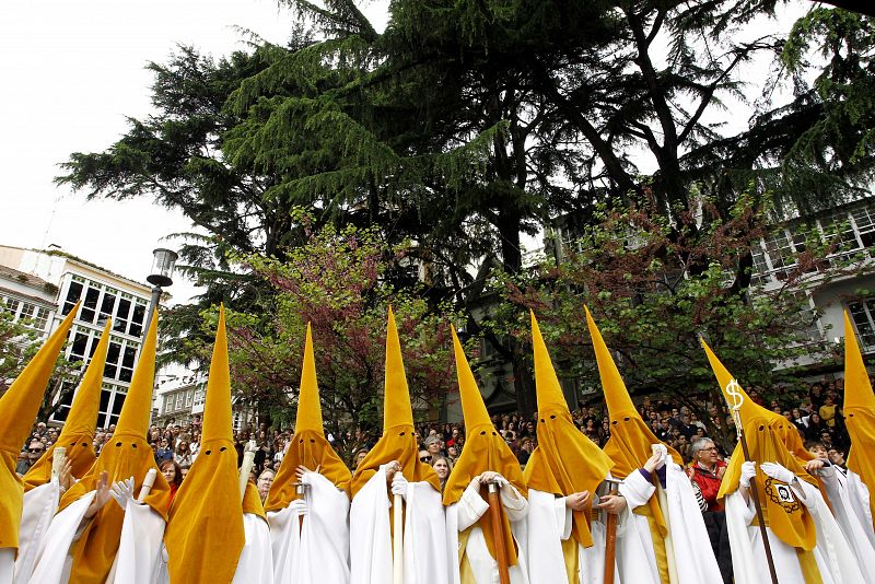 La procesión del Santo Encuentro ha congregado a miles de personas en la plaza de Amboage, este Viernes Santo en Ferrol