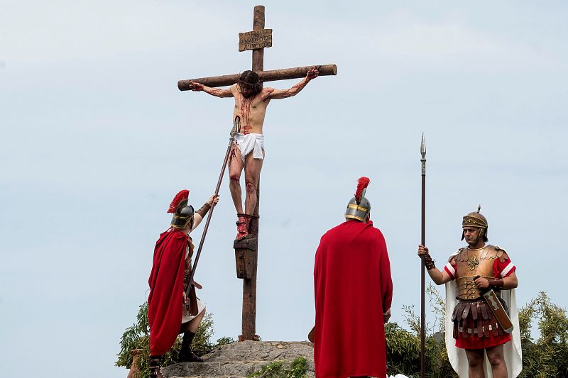 Miles de personas han acudido en la mañana de Viernes Santo a Castro Urdiales (Cantabria) para asistir a la representación de las últimas horas de la vida de Jesús de Nazaret en una Pasión Viviente