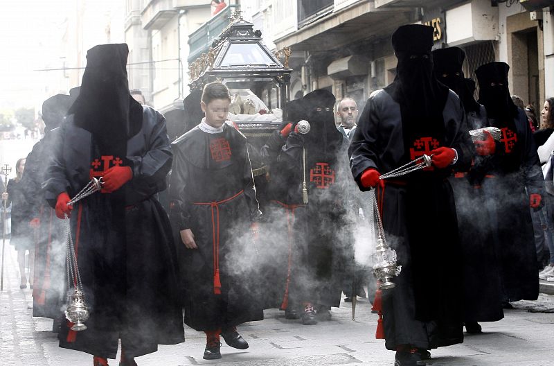 Un momento de la procesión del Santo Entierro, este Viernes Santo en Ferrol