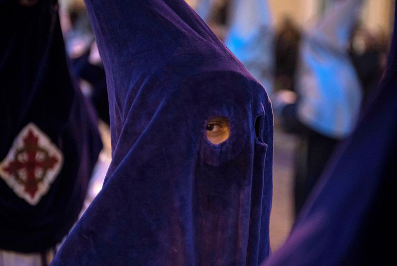 Un momento de la celebración en Mahón de la procesión del Santo Entierro, que ha salido desde la iglesia parroquial de Santa María y ha recorrido las calles de la ciudad