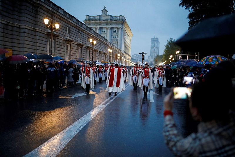 La procesión del Santísimo Cristo de Alabarderos ha salido el Viernes Santo del Palacio Real de Madrid