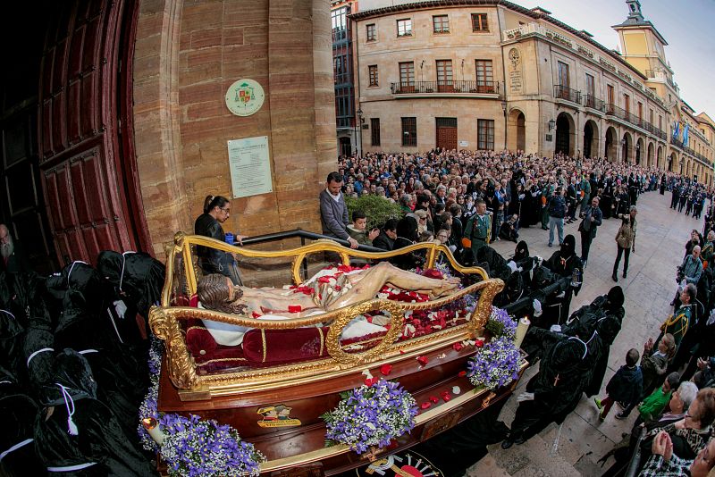 El Cristo Yacente en el momento de la recogida en la iglesia de San Isidoro, junto al Ayuntamiento, durante la procesión del Santo Entierro celebrada en Oviedo