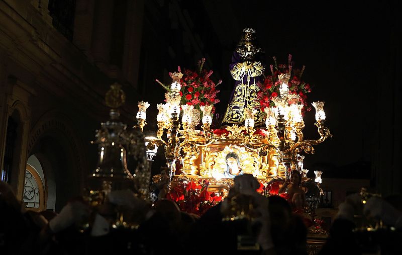 La imagen del Cristo de Medinaceli recorre las calles de Madrid después de que la lluvia caída este Viernes Santo en la capital haya dado un respiro a partir de las 20.30 horas