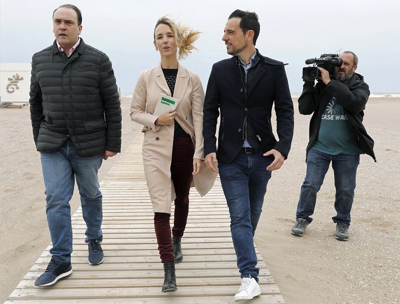 La cabeza de lista del PP al Congreso por Barcelona, Cayetana Alvarez de Toledo, en el paseo marítimo de Castelldefels junto al candidato a la alcaldía del municipio, Manu Reyes, y el presidente provincial del PPC en Barcelona, Daniel Serrano.