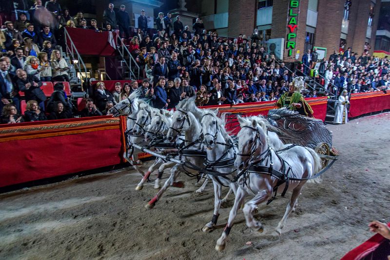 En la Semana Santa de Lorca, las escenas del Antiguo Testamento se representan con grandes carrozas alegóricas, impresionantes tiros de caballos (bigas, cuádrigas, etc.) y espectaculares grupos ecuestres