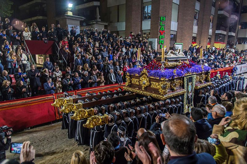 La peculiar Semana Santa de Lorca, Murcia, celebra su Viernes Santo en el que participan las hermandades de Labradores (Paso azul) y el Muy Ilustre Cabildo de Nuestra Señora La Santísima Virgen de la Amargura (Paso blanco)