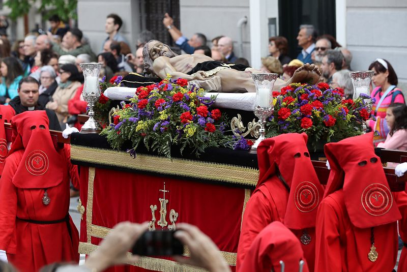 El paso del Santísimo Cristo Yacente en un momento de la procesión de Sábado Santo en Madrid