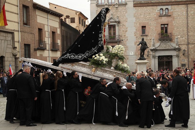 La procesión de Nuestra Señora de la Soledad y del Desamparo y del Cristo Yacente, la última de la Semana Santa en Madrid