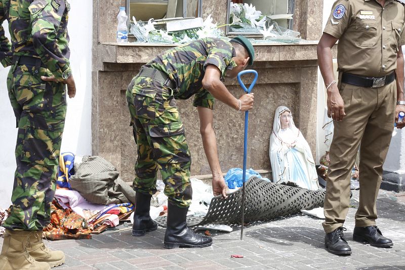 Personal de seguridad inspecciona la zona junto a la iglesia de San Antonio en Colombo