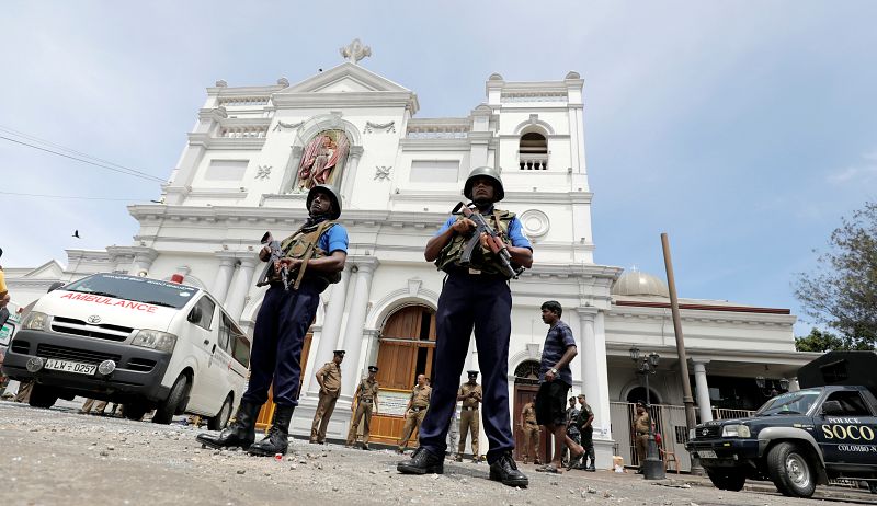 Militares montan guardia junto a la iglesia de San Antonio tras el ataque en Colombo