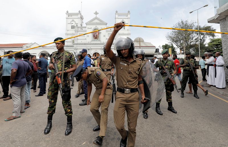 Militares acordonan los alrededores de la Iglesia de San Antonio, en Colombo