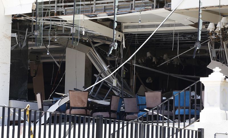 Vista general de los daños causados por la explosión en el hotel Kingsbury en Colombo