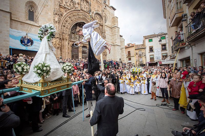 La Semana Santa de Aranda de Duero culmina este domingo con uno de los actos más antiguos y espectaculares, la Bajada del Ángel, que representa la anunciación de la Resurrección y tiene su origen en los autos sacramentales