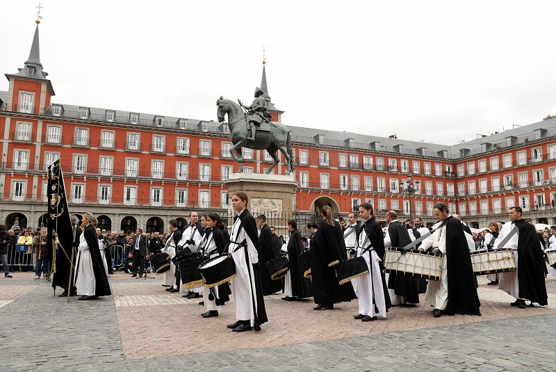 Tradicional tamborrada de Domingo de Resurección, que marca el final de la Semana Santa, en la Plaza Mayor de Madrid