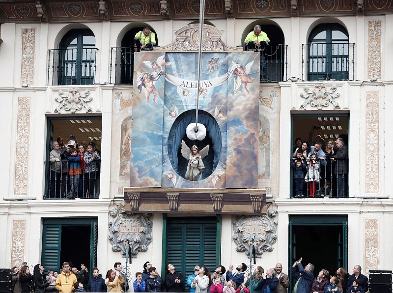 La niña Daniella Garro ha protagonizado una multitudinaria Bajada del Ángel, que cierra la Semana Santa en Tudela, ante una plaza de los Fueros abarrotada para presenciar este acto declarado Fiesta de Interés Turístico Nacional