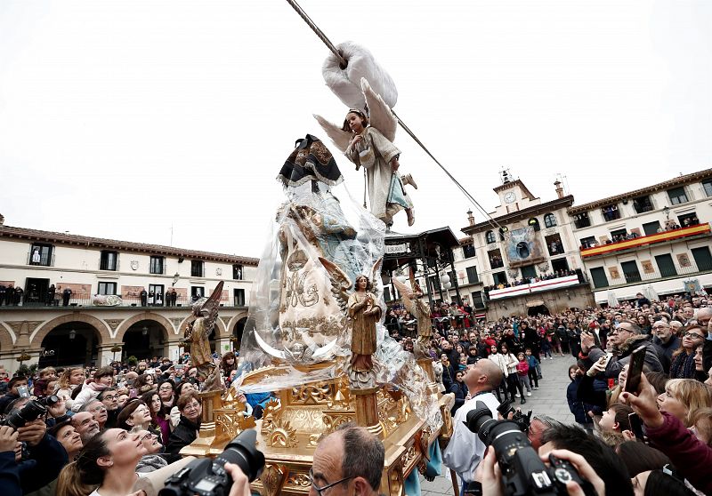 La niña Daniella Garro ha protagonizado una multitudinaria Bajada del Ángel, que cierra la Semana Santa en Tudela
