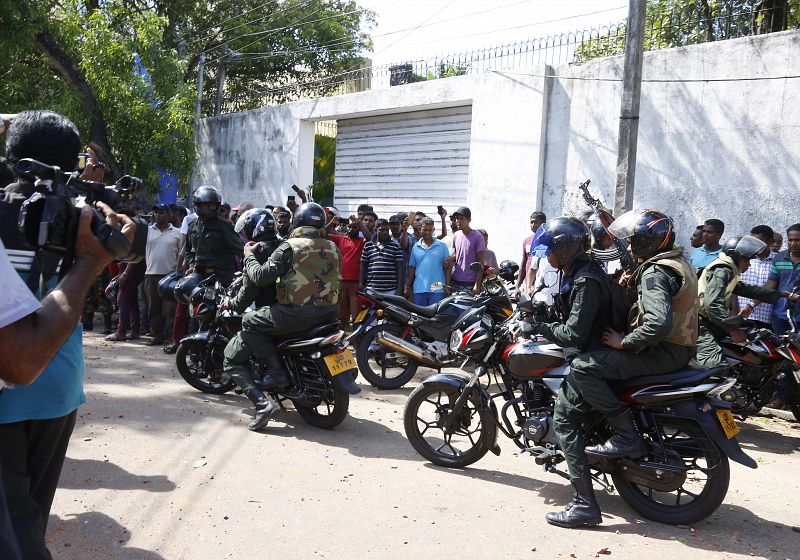 La policía llega a la zona de uno de los atentados en Dematagoda, Colombo