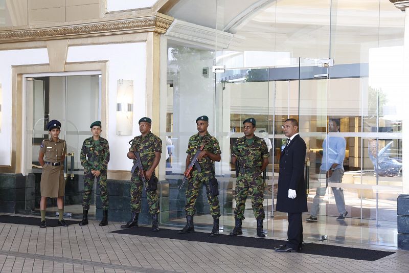 Las Fuerzas de Seguridad hacen guardia en la entrada del hotel Cinnemon Grande en Colombo