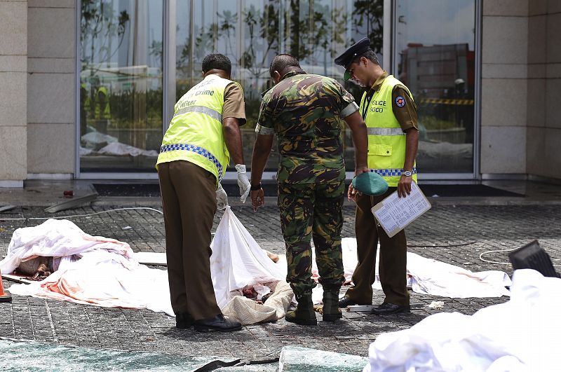 Personal de seguridad examina los restos de las víctimas de la explosión en el hotel Shangri-La Hotel de Colombo