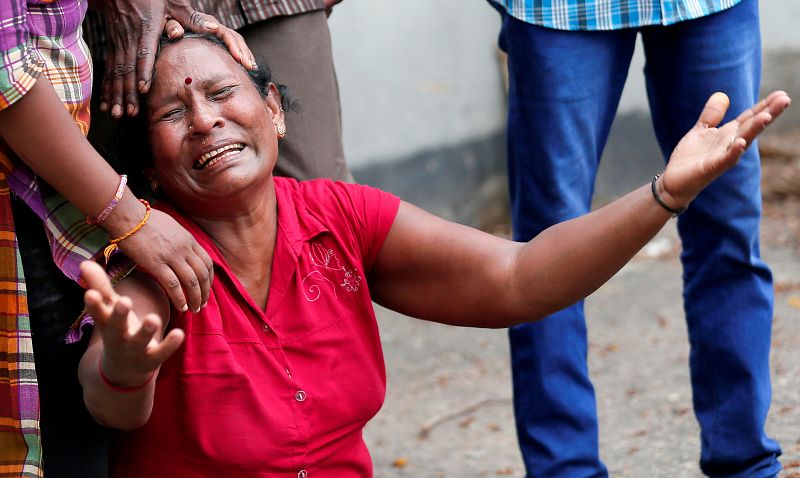 Un familiar de una víctima de la explosión en el Santuario de San Antonio en Colombo
