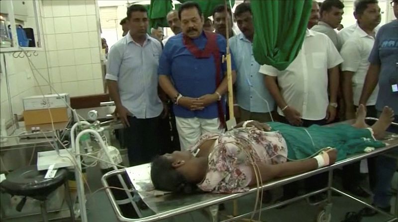 El expresidente y actual líder del partido opositor, Mahinda Rajapaksa, visita a los heridos en un hospital en Negombo