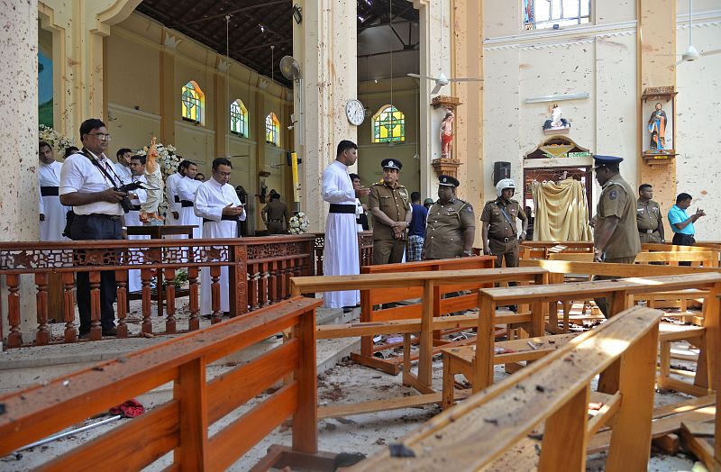 El interior de la iglesia de Negombo tras la explosión