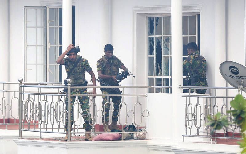 Las Fuerzas Especiales de Sri Lanka hacen una redada en una casa de Colombo momentos después de una explosión