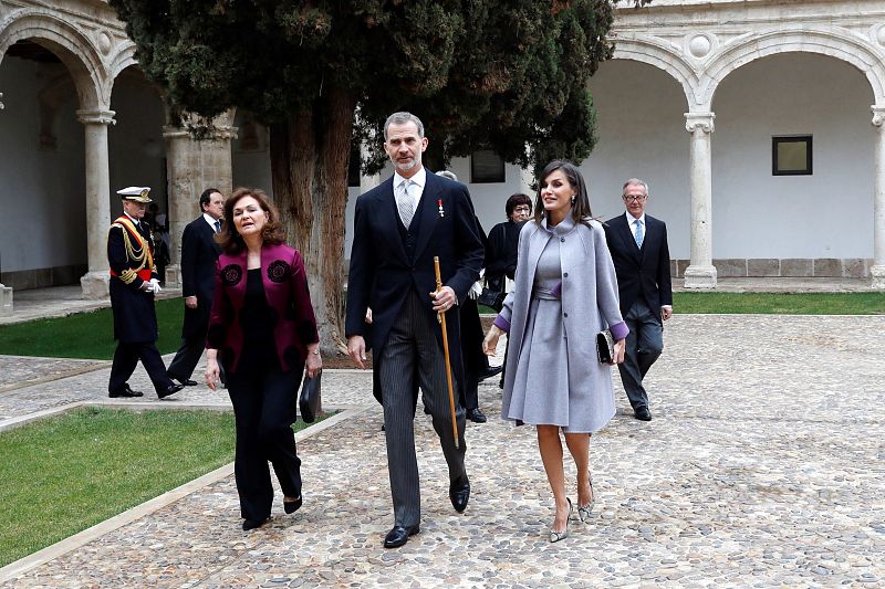 Los reyes Felipe y Letizia, junto a la vicepresidenta del Gobierno, Carmen Calvo, a su llegada al Paraninfo de la Universidad de Alcalá de Henares.