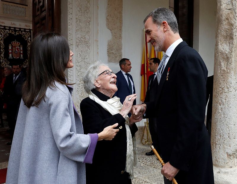 Los reyes conversan con la poeta uruguaya Ida Vitale a su llegada a la Universidad de Alcalá de Henares.