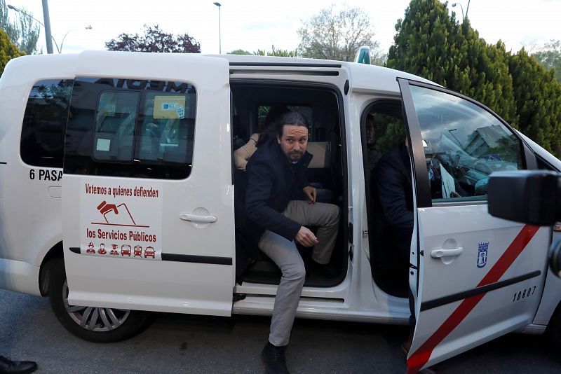 Iglesias acude a un debate electoral en taxi