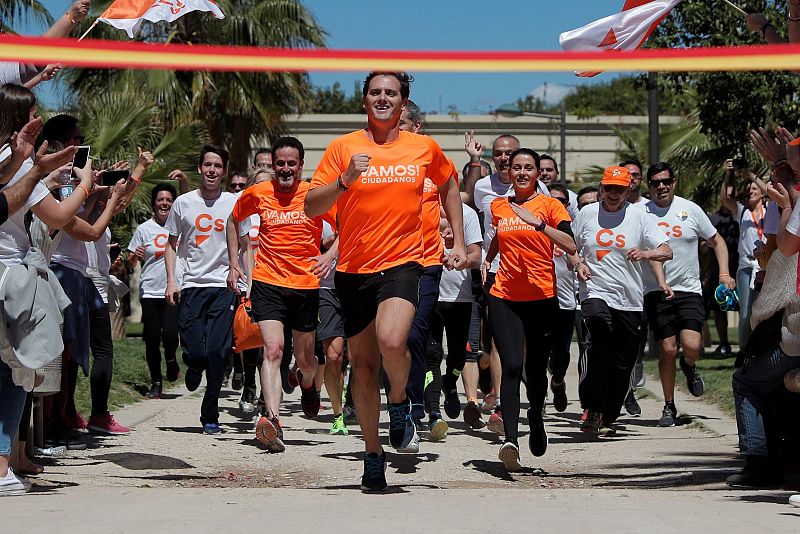 Rivera en "carrera ciudadana" junto a simpatizantes y afiliados de la formación