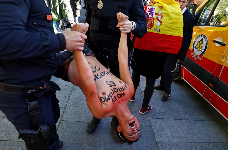 Una activista de Femen irrumpe en el mitin de Vox