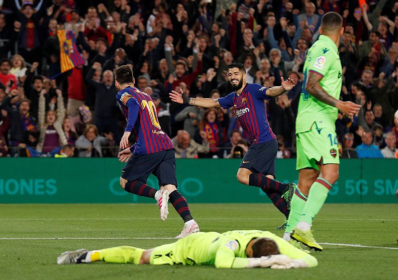 Messi corre a celebrar el tanto con su amigo Luis Suárez